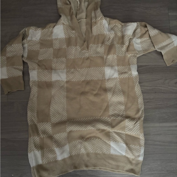 SHEIN Sweaters - SHEIN Women's Tan and White V-Neck Sweater